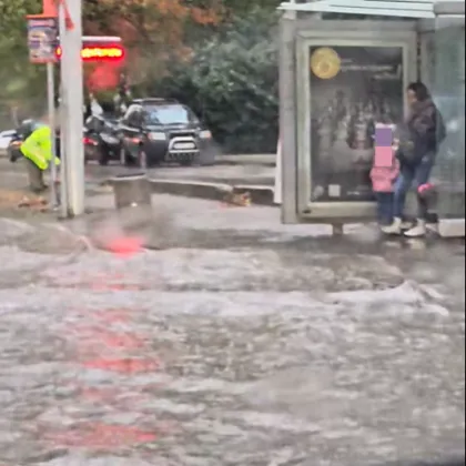 „За да стигнеш до автобуса, ти трябва лодка" – Русе под вода след поройните дъждове