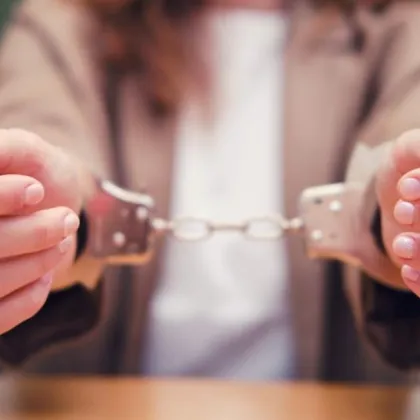 Жена нападна с удари длъжностно лице в училище в Старозагорско