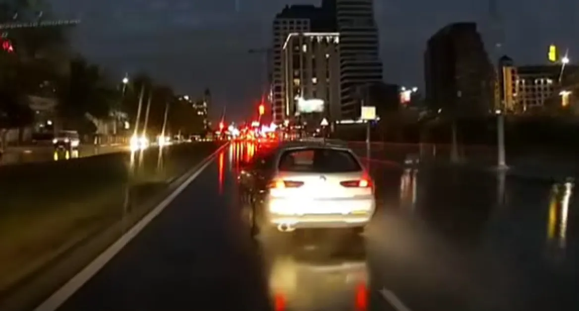 Опасни маневри в София: Водач прави „brake check" на друг ВИДЕО