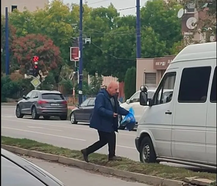 Пазарджиклия спря в лявата лента, пусна аварийки и... отиде за кюфтета ВИДЕО