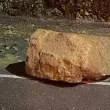 Камъни от крепостта "Царевец" паднаха върху такси