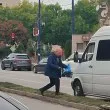 Пазарджиклия спря в лявата лента, пусна аварийки и... отиде за кюфтета ВИДЕО