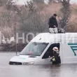 Пожарникари оказаха помощ на мъж, качил се на покрива на потопен микробус в Русе ВИДЕО