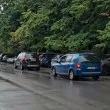 Родители с деца под дъжда, блокирани от коли на аварийки – хаос в Стара Загора ВИДЕО