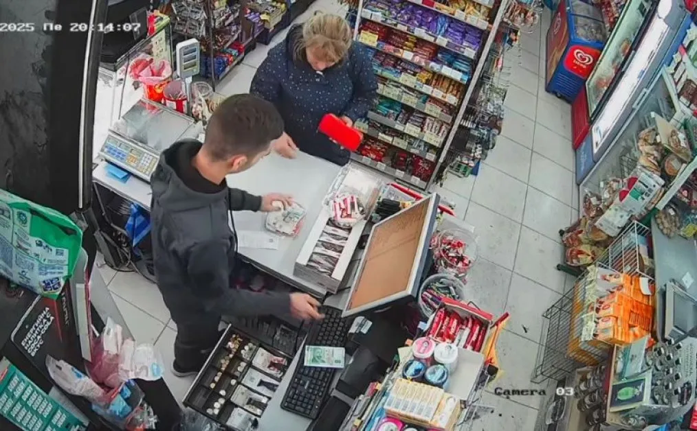 Дама от Ловеч си купи цигари, омая продавача и си тръгна с печалба ВИДЕО