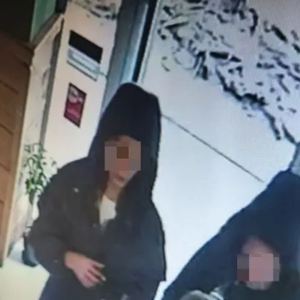 Две крадли причакаха възрастна жена в пицария в Стара Загора и ѝ взеха портмонето ВИДЕО