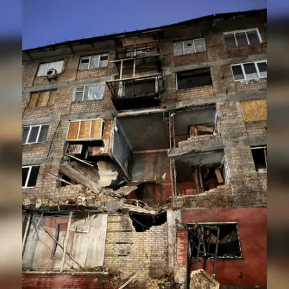 Висока сграда, повредена от ракета в началото на юли, се е срутила в Киев
