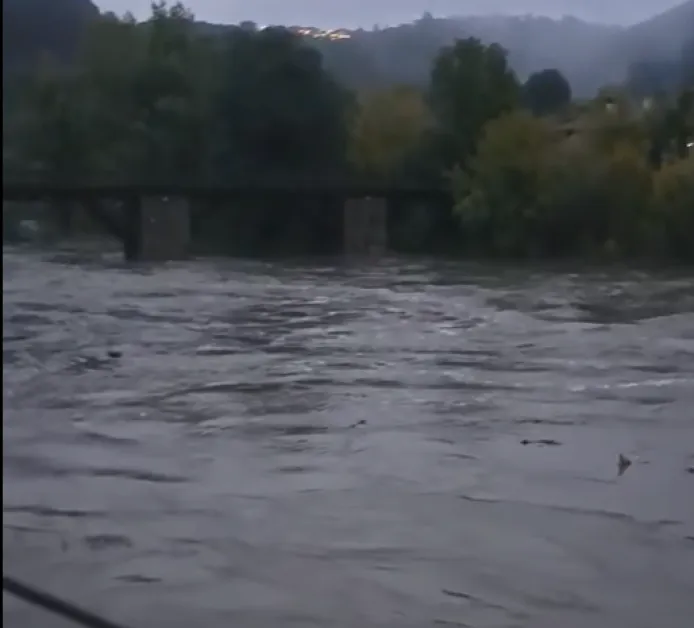 Река Янтра заля входа на църква