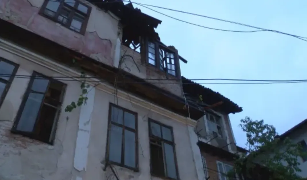 Срути се част от къща във Велико Търново