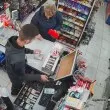 Дама от Ловеч си купи цигари, омая продавача и си тръгна с печалба ВИДЕО