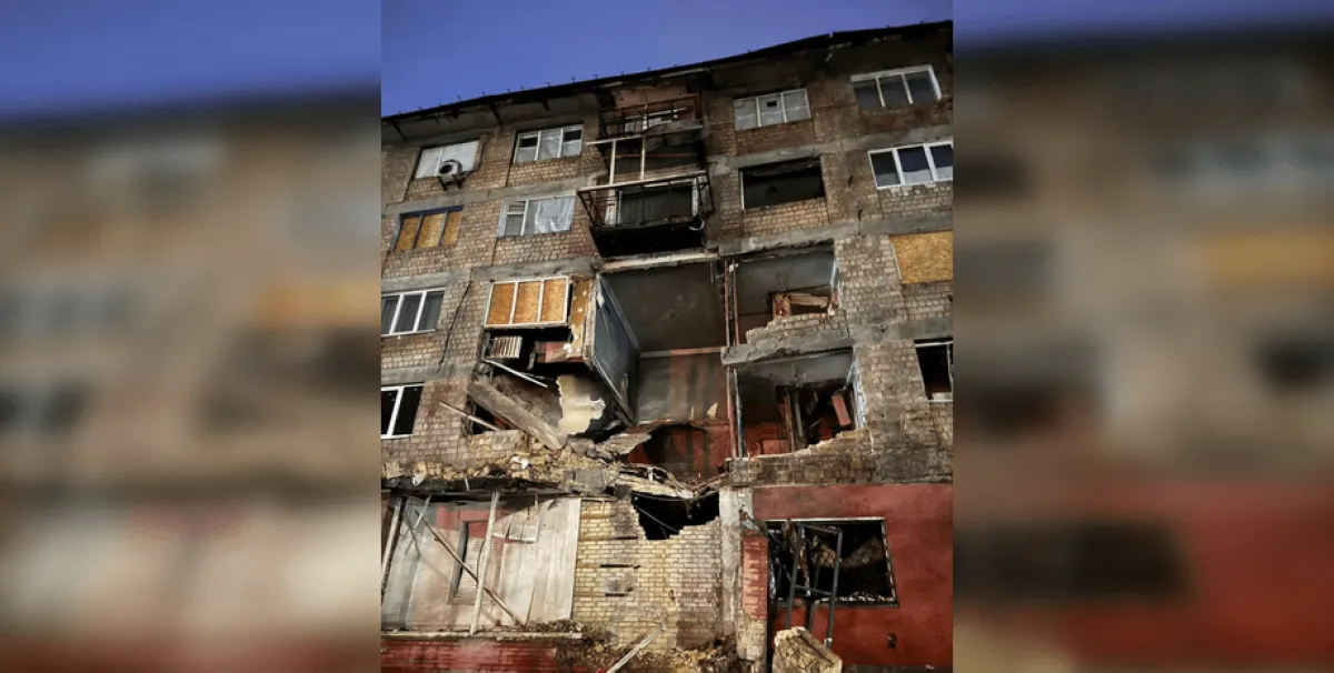 Висока сграда, повредена от ракета в началото на юли, се е срутила в Киев
