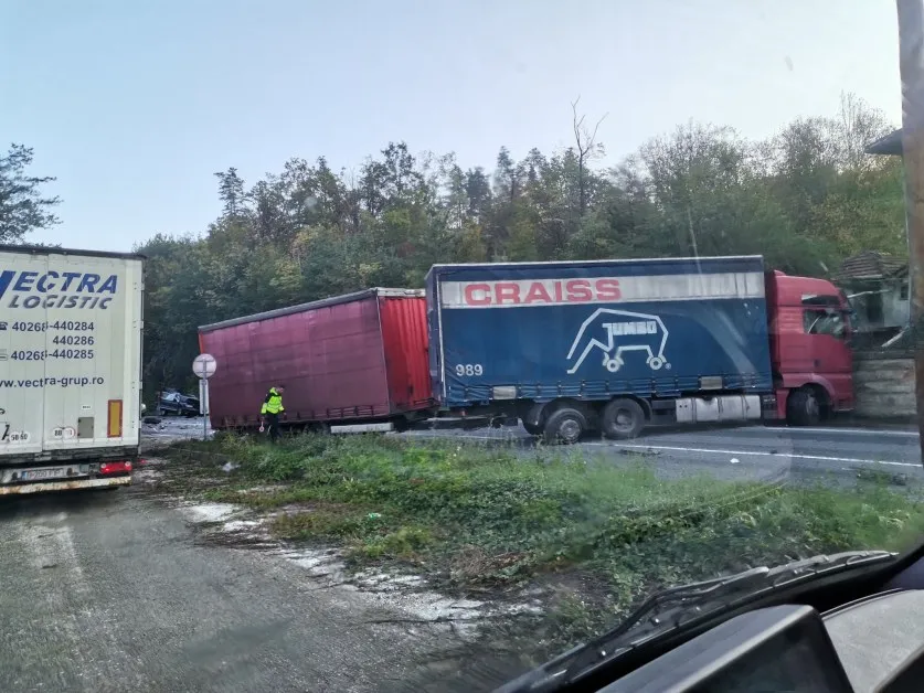 Тежък сблъсък между камион и кола на Хаинбоаз СНИМКИ