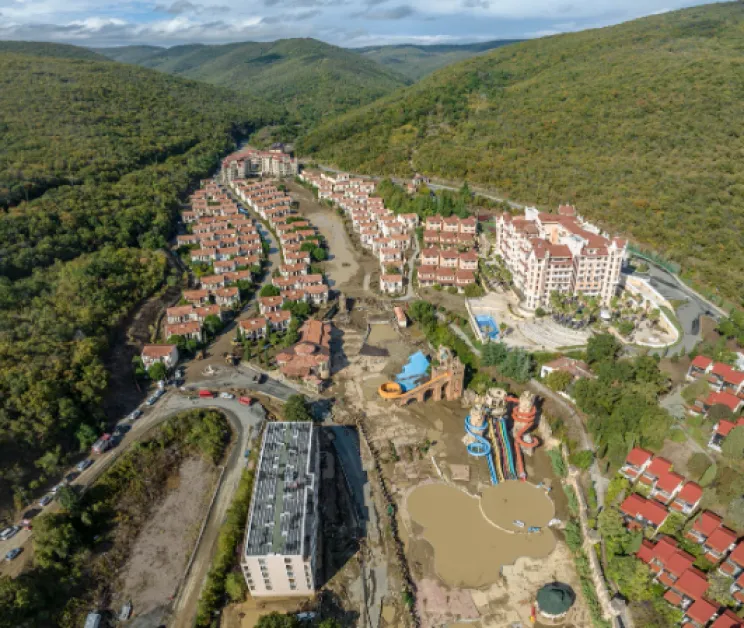Събарят хотела, построен върху река в наводнения курорт "Елените"