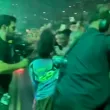 Фен дръпна и събори Били Айлиш на концерт в Маями ВИДЕО