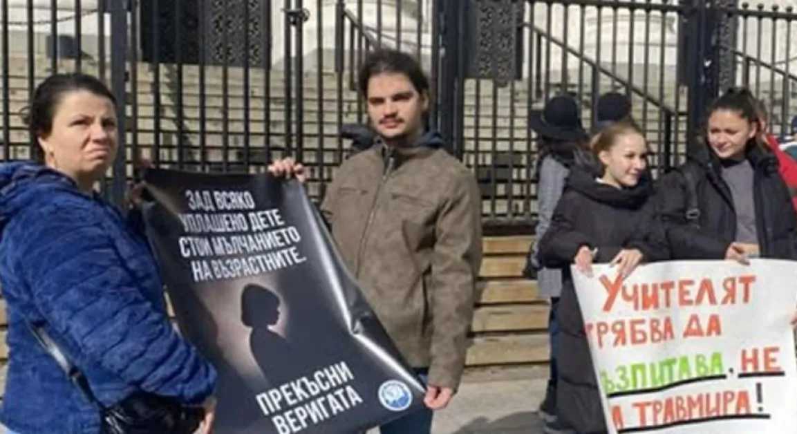 "Зад всяко уплашено дете стои мълчанието на възрастен": Протести в Ямбол и Стара Загора