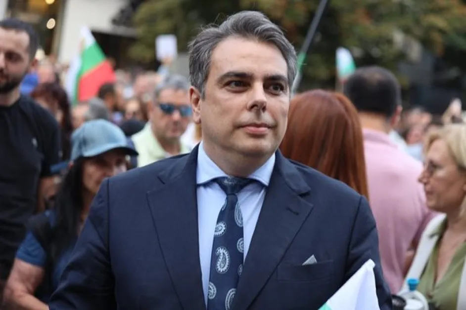 Асен Василев: Не трябва да се пипат данъците