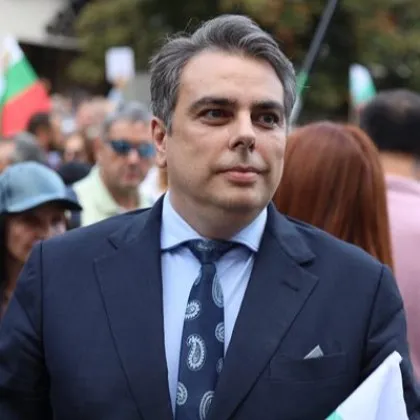 Асен Василев: Не трябва да се пипат данъците