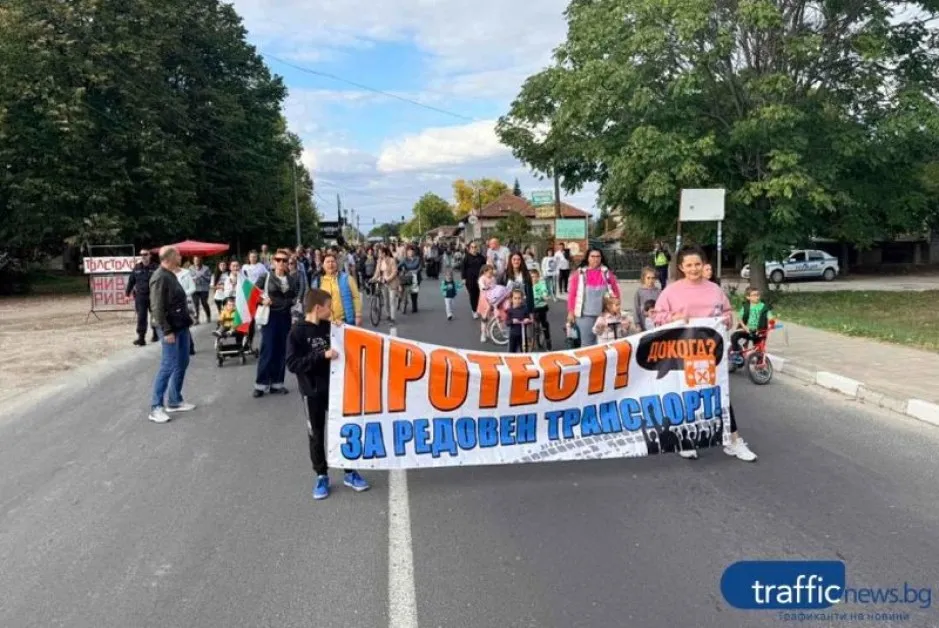 „Не сме животни, искаме транспорт!" – села край Пловдив блокираха пътища в знак на протест