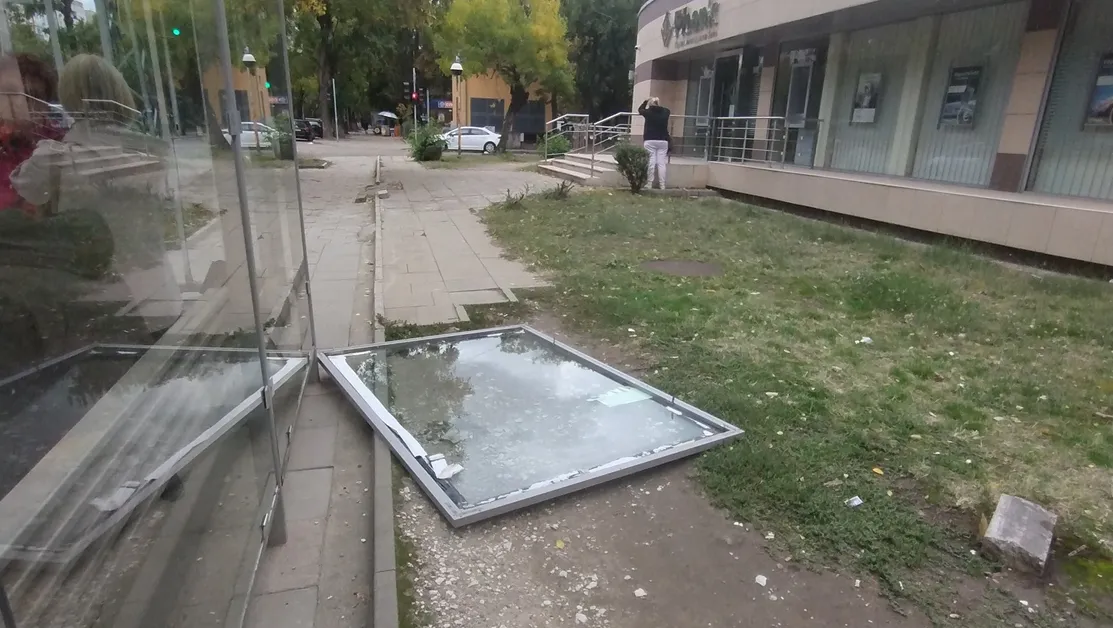 Стъклен панел от спирка се стовари на земята в Пловдив СНИМКА