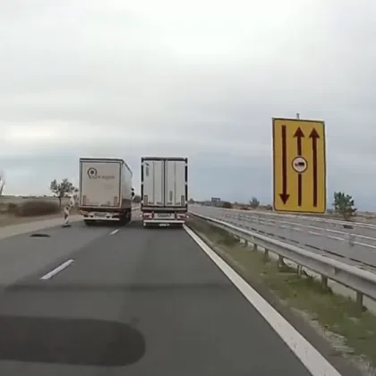 Кадри от АМ „Тракия": турски тир гази забрана и събаря заграждения ВИДЕО