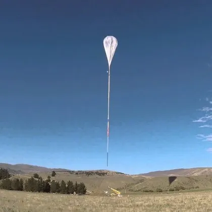 Мистериозен обект с размерите на SUV украсен с лога на