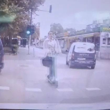 Тротинеткаджийка изненада всички шофьори във Варна ВИДЕО
