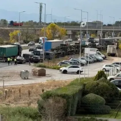 "Ягуар" се сблъска с кола от военен конвой в София СНИМКИ