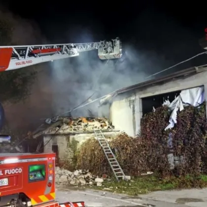 Трима полицаи загинаха а други 15 души бяха ранени