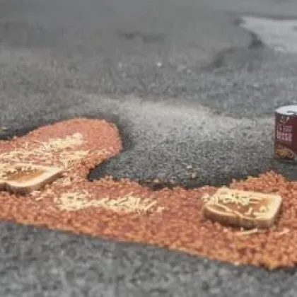 В английското градче Малмсбъри графство Уилтшър млад активист реши да