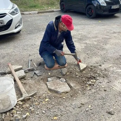 "За да не се трошат чуждите коли": Мъж запретна ръкави, запълва дупки СНИМКИ
