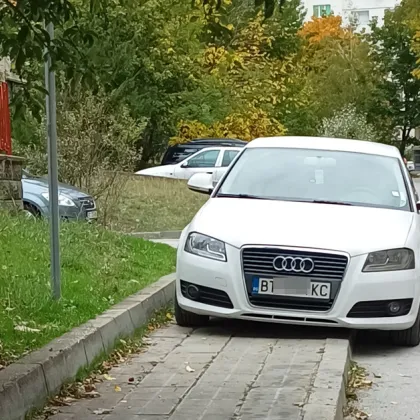 Жена обясни на шофьори във Велико Търново за какво е предназначен тротоарът