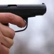 19-годишен рани малко дете с пистолет