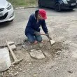 "За да не се трошат чуждите коли": Мъж запретна ръкави, запълва дупки СНИМКИ
