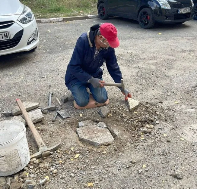 "За да не се трошат чуждите коли": Мъж запретна ръкави, запълва дупки СНИМКИ