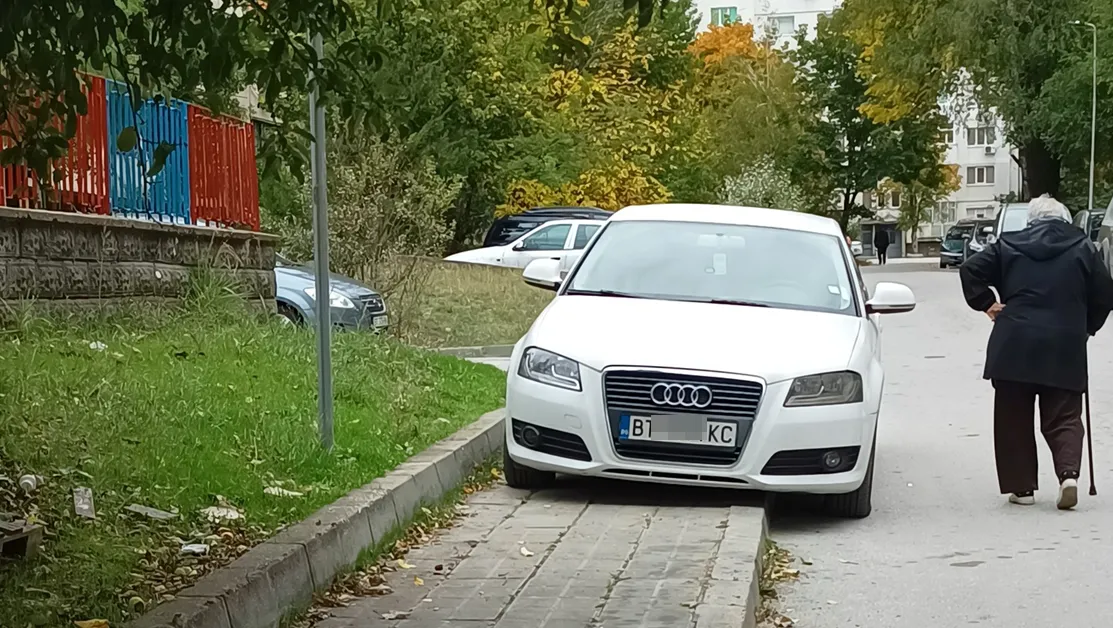 Жена обясни на шофьори във Велико Търново за какво е предназначен тротоарът