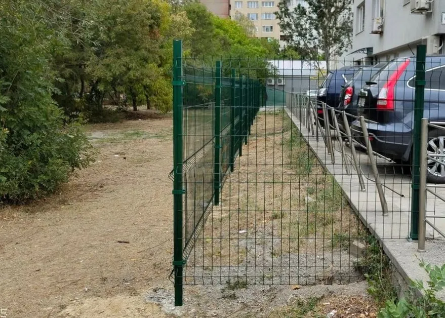 Двойна ограда около блок в София предизвика въпроси СНИМКИ