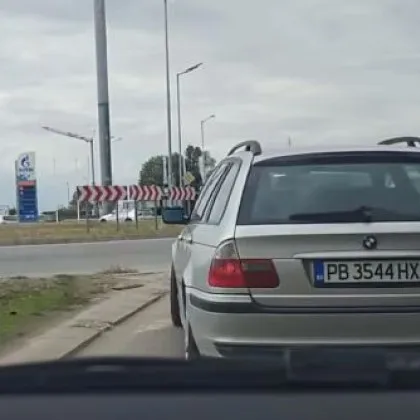 Водач със сиво БМВ успя да привлече вниманието на останалите