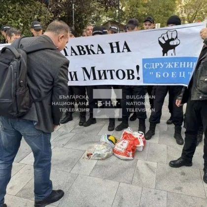 Напрежение пред сградата на МВР в София по време на протест на БОЕЦ СНИМКИ