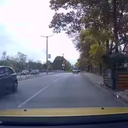 По английски: Шофьор шашна съгражданите си с маневра ВИДЕО