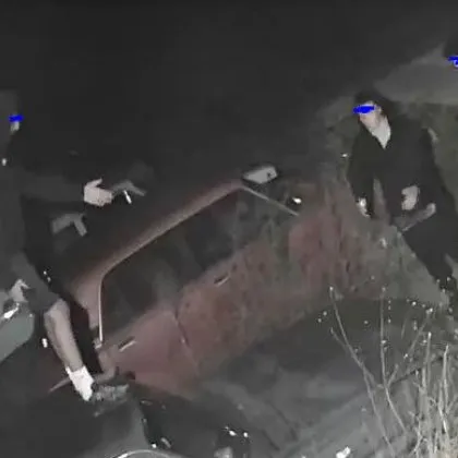 Тийнейджъри се катерят по коли, паркирани в София СНИМКИ