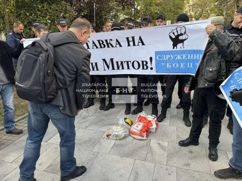 Напрежение пред сградата на МВР в София по време на протест на БОЕЦ СНИМКИ