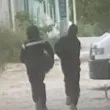 Хлапета хвърлят пиратки по дворове и казани, ще ги познаят ли родителите? СНИМКИ
