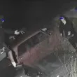 Тийнейджъри се катерят по коли, паркирани в София СНИМКИ