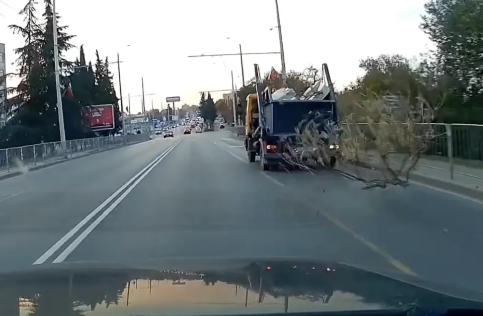 Клон хвръкна към движещ се автомобил от камион за отпадъци ВИДЕО