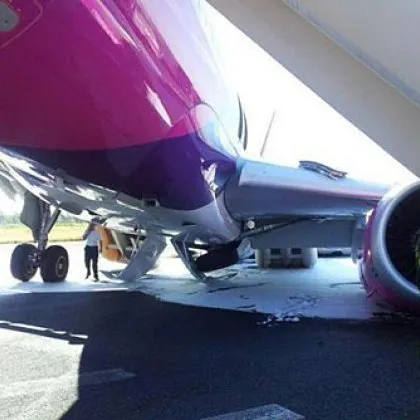 Самолет на Wizz Air превозващ журналисти завръщащи се от среща