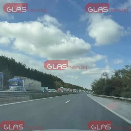 Задтруднения за водачите напускащи София по АМ Тракия Километрично задръстване се