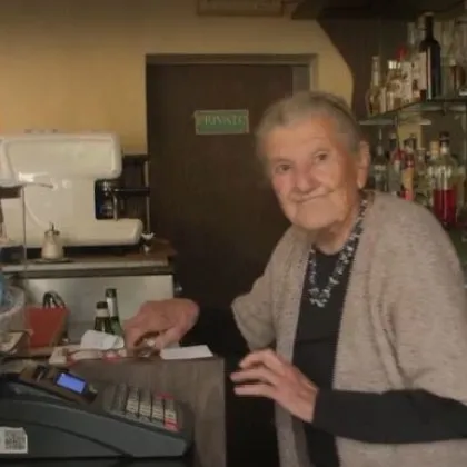 Още преди изгрев слънце Анна Поси отваря вратите на малкото