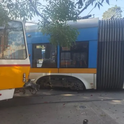 Жена е пострадала при катастрофа между двата трамвая станала днес