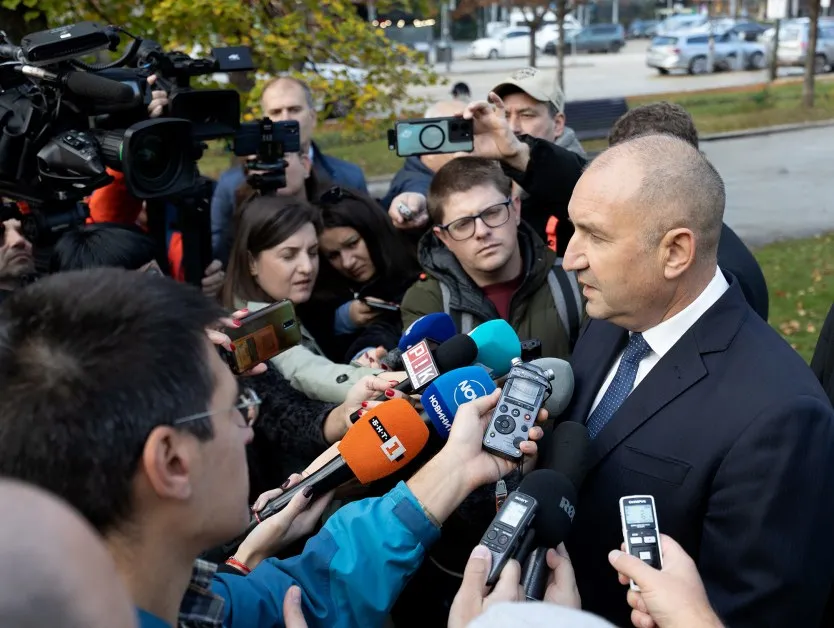 Радев: Борисов капитулира пред Пеевски и му предава властта