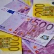 Граждани и бизнес се запасяват с евро, левовете намаляват
